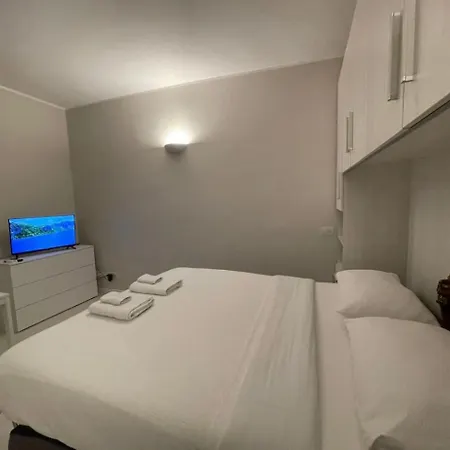 Regina In Sky Santa Giulia - Sky Tv, Wifi E Breakfast Box Milan