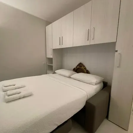 Regina In Sky Santa Giulia - Sky Tv, Wifi E Breakfast Box Apartment