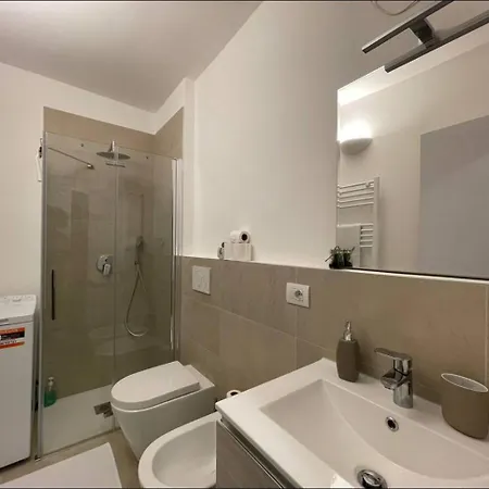 Regina In Sky Santa Giulia - Sky Tv, Wifi E Breakfast Box * Milan