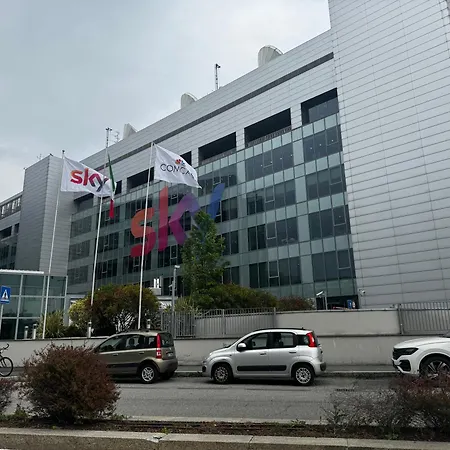 Regina In Sky Santa Giulia - Sky Tv, Wifi E Breakfast Box Apartment